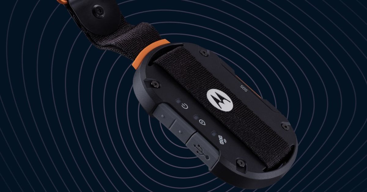 This Bluetooth fob turns iPhones or Android devices into two-way satellite messengers