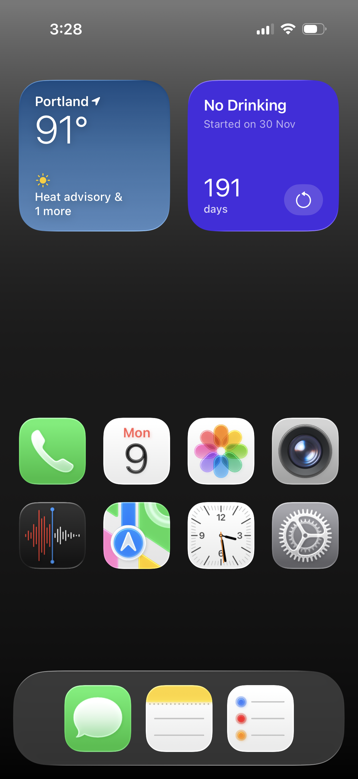 A screenshot of Jay Peters’ iOS 26 home screen.