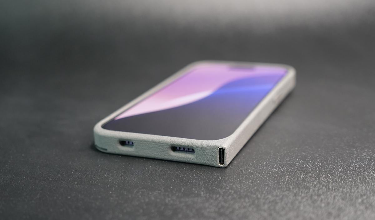 An engineer’s new smartphone cases can give any iPhone a USB-C port