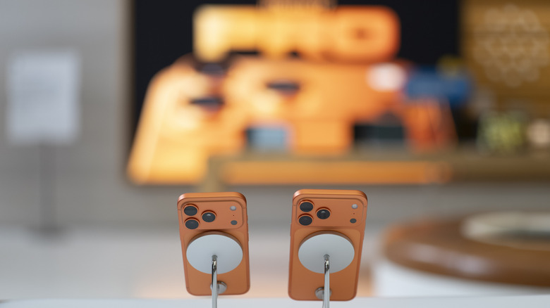 iPhone 17 Pro and iPhone 17 Pro Max displayed on an Apple Store