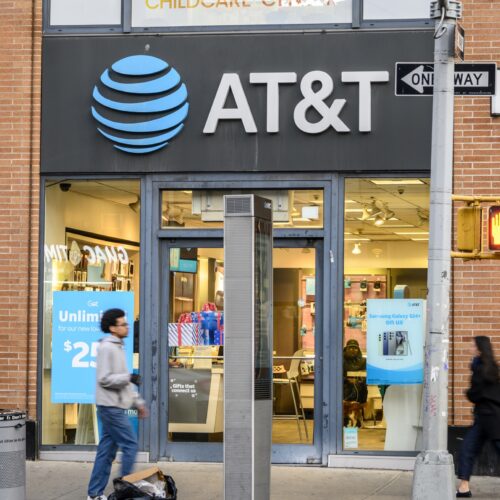 AT&T falsely promised “everyone” a free iPhone, ad-industry board rules